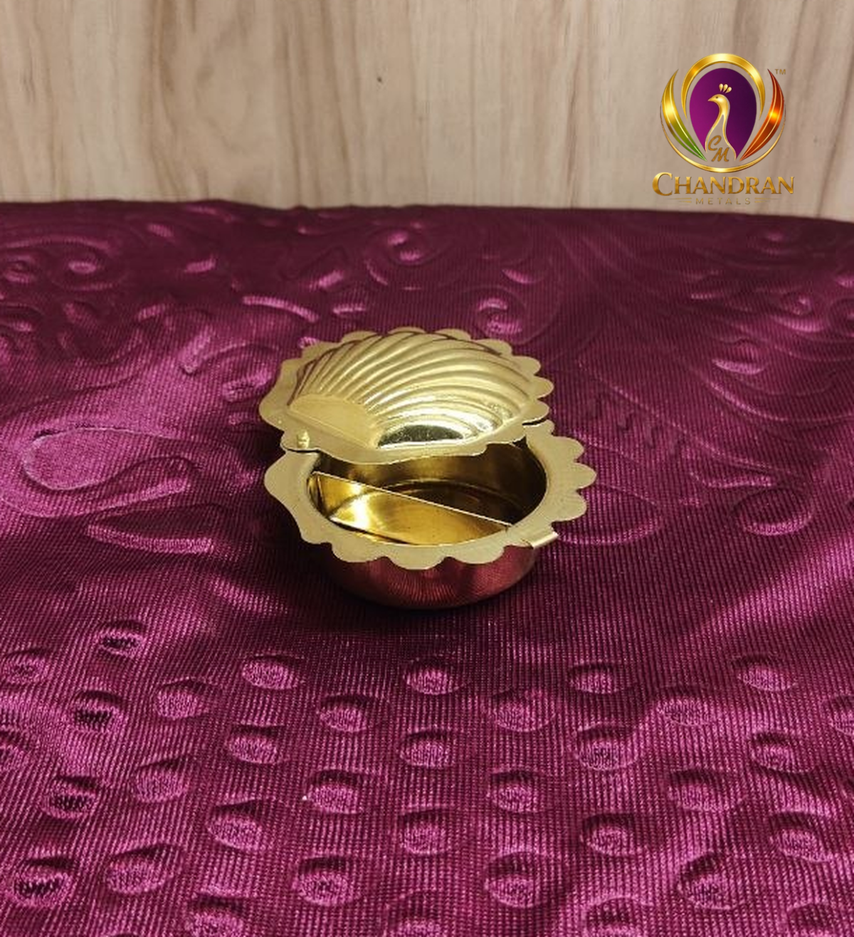Brass Shell Shape KumKum Box 0.8 Inch top closed view